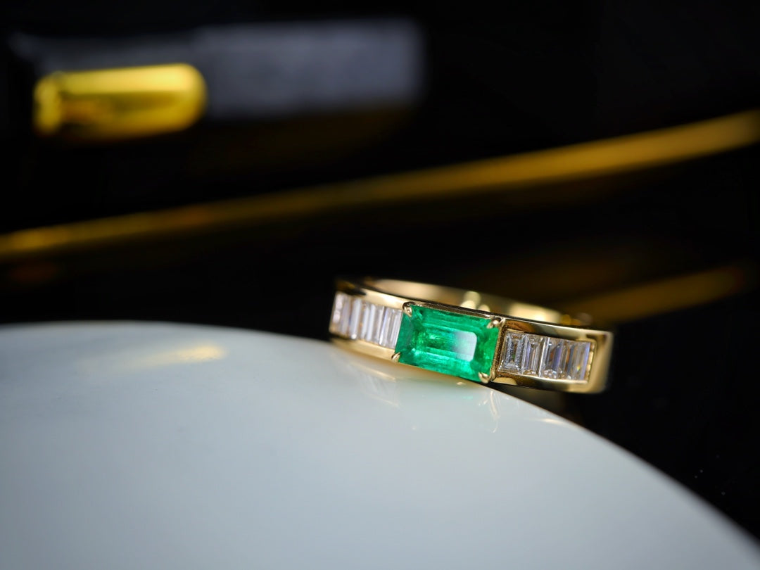 Bague rubis-émeraude exquise en diamant T : un chef-d'œuvre de joaillerie