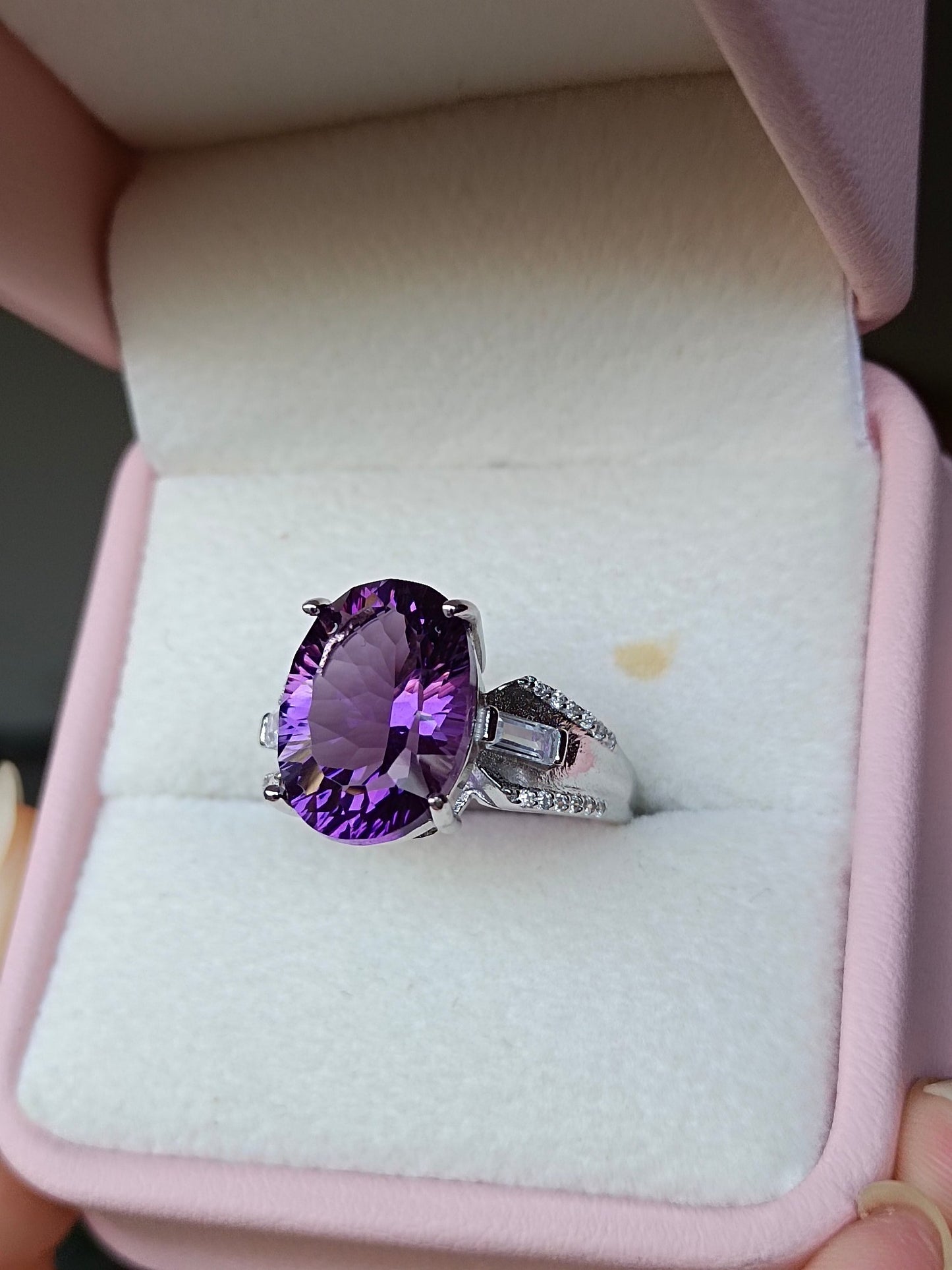 Luxurious Natural Amethyst Ring - A Jewel of Elegance and Taste