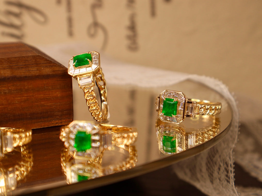 Emerald Green Cuban Link Ring - A Must-Have Jewelry Piece for Trendsetters