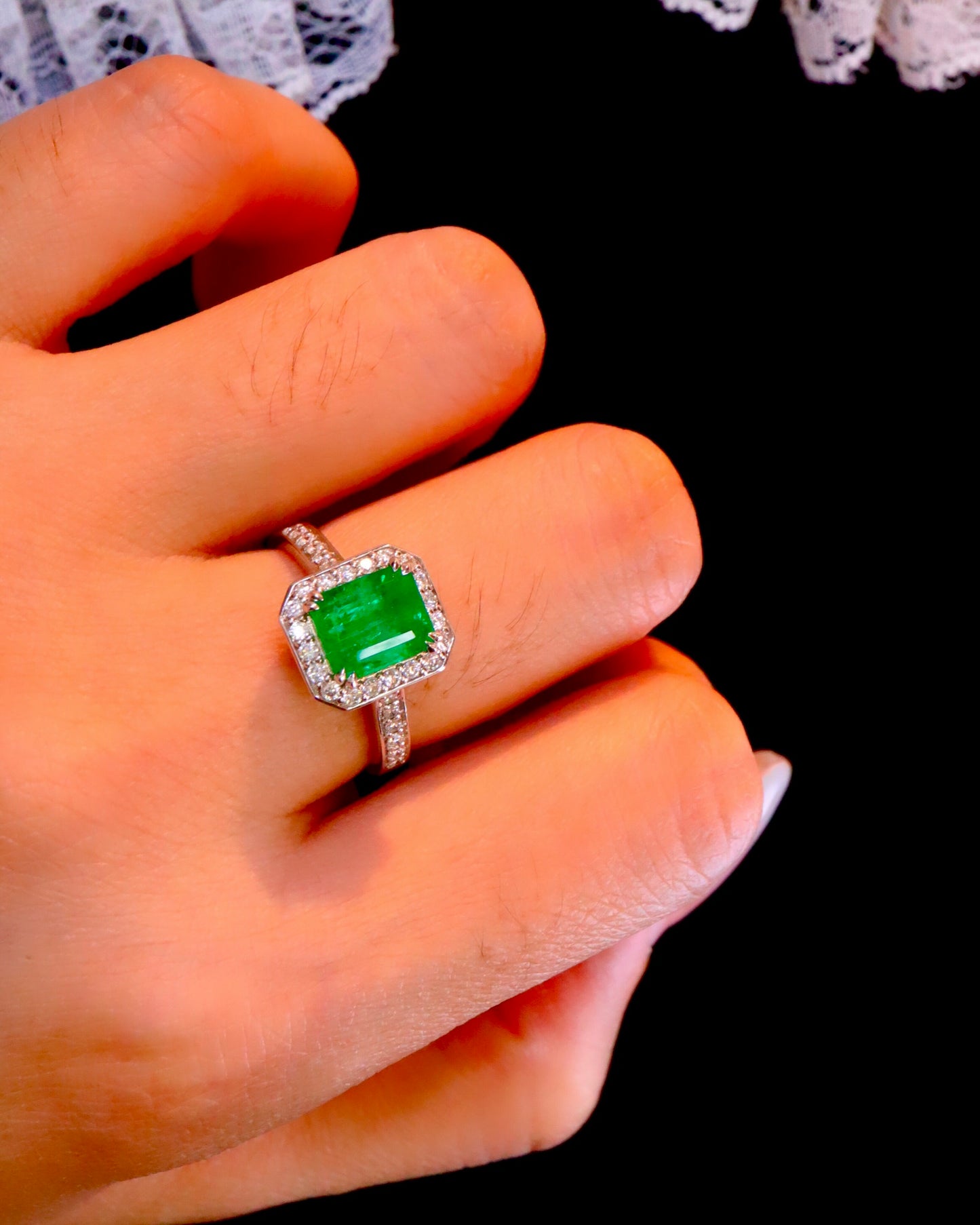 Timeless Elegance: Natural Emerald Ring in 18K Gold with Diamonds