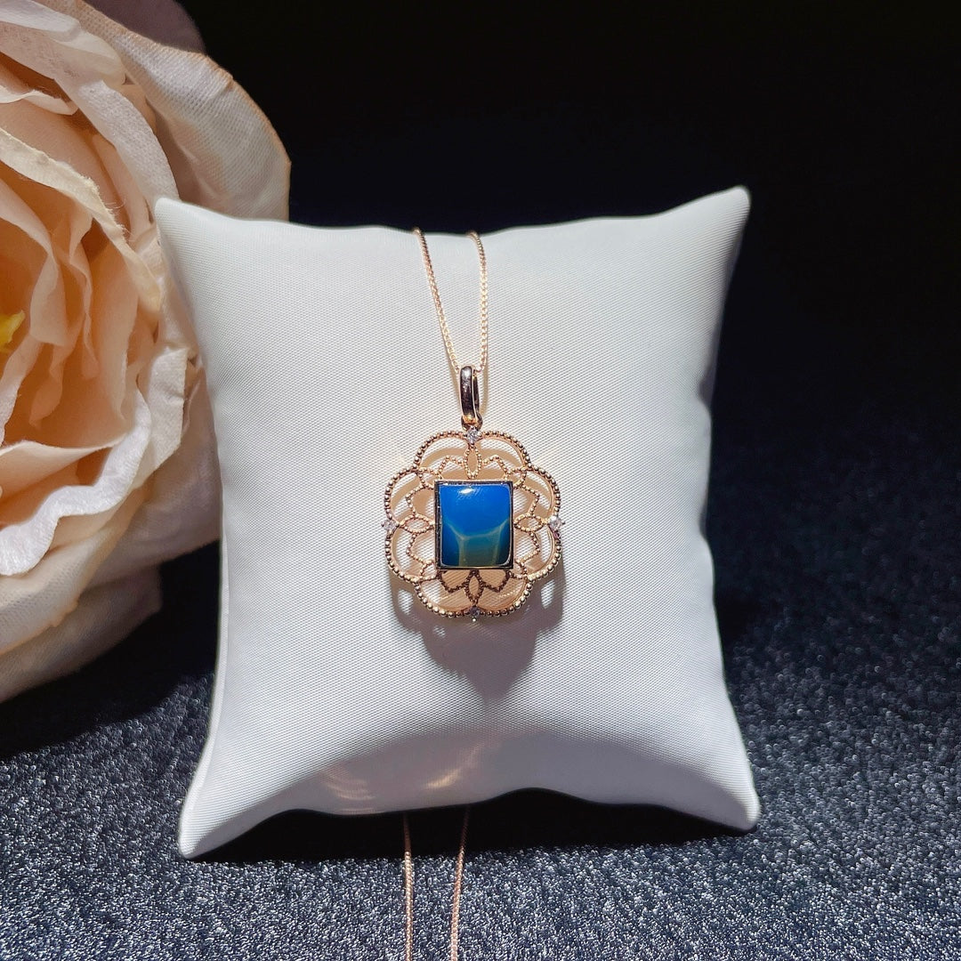 Anhänger aus 18 Karat Gold mit eingebettetem dominikanischen blauen Bernstein – exquisiter Schmuck für alltägliche Eleganz