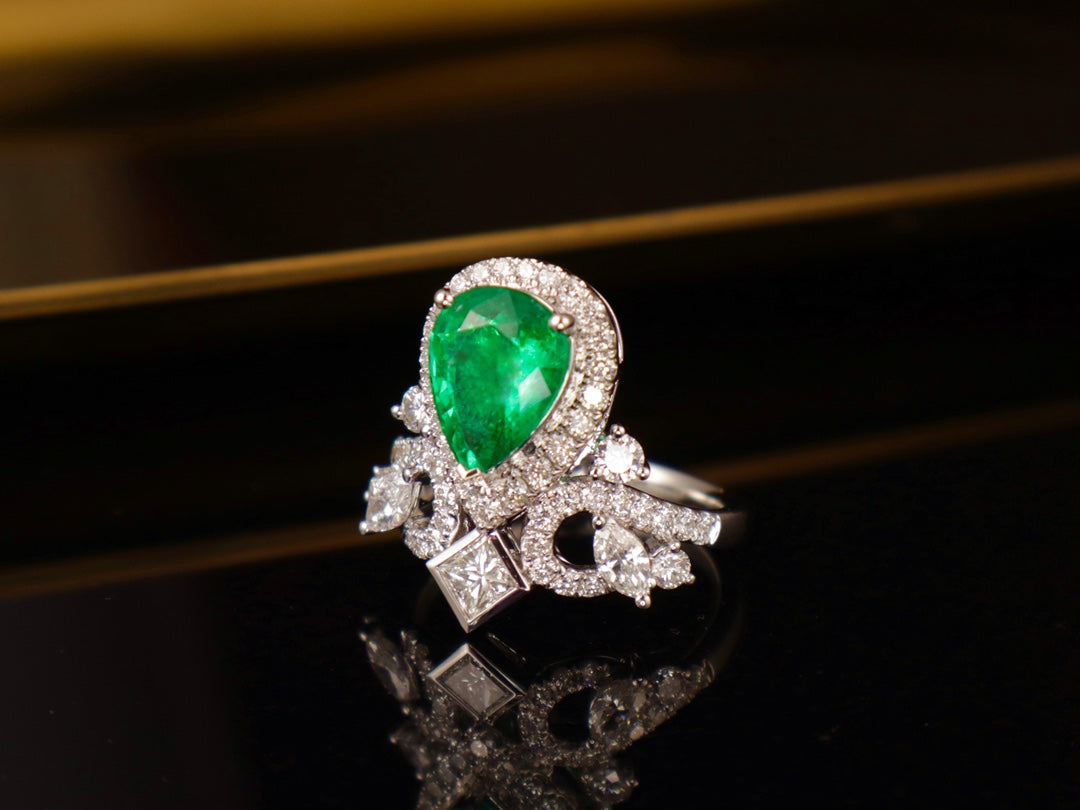 Chaumet-Style Crown Design Emerald Ring - A Jewelry Marvel