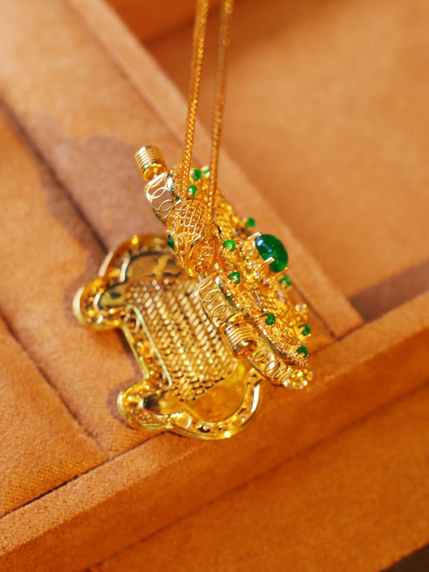 Charming Lucky Lock Pendant Jewelry - Emerald Drop with Diamond Accent