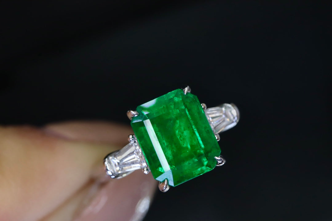 Elegant Three-Stone Design: Natural Emerald Ring in 18K Gold with Diamonds