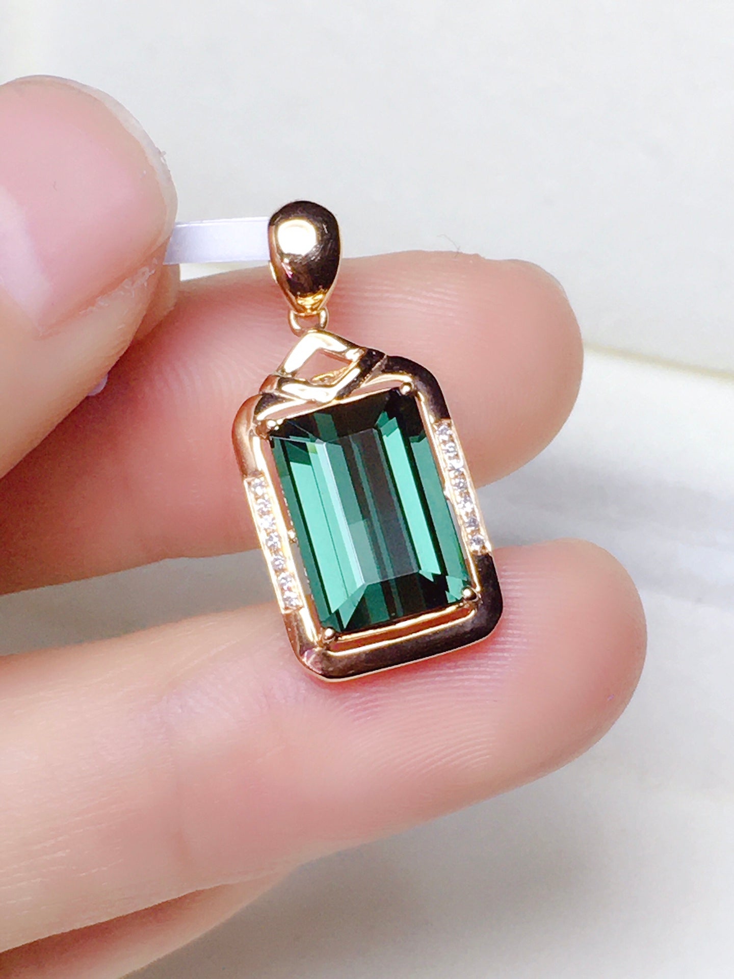 Natural Tourmaline Pendant with 18K Gold and Diamond Embedding - Exquisite Jewelry