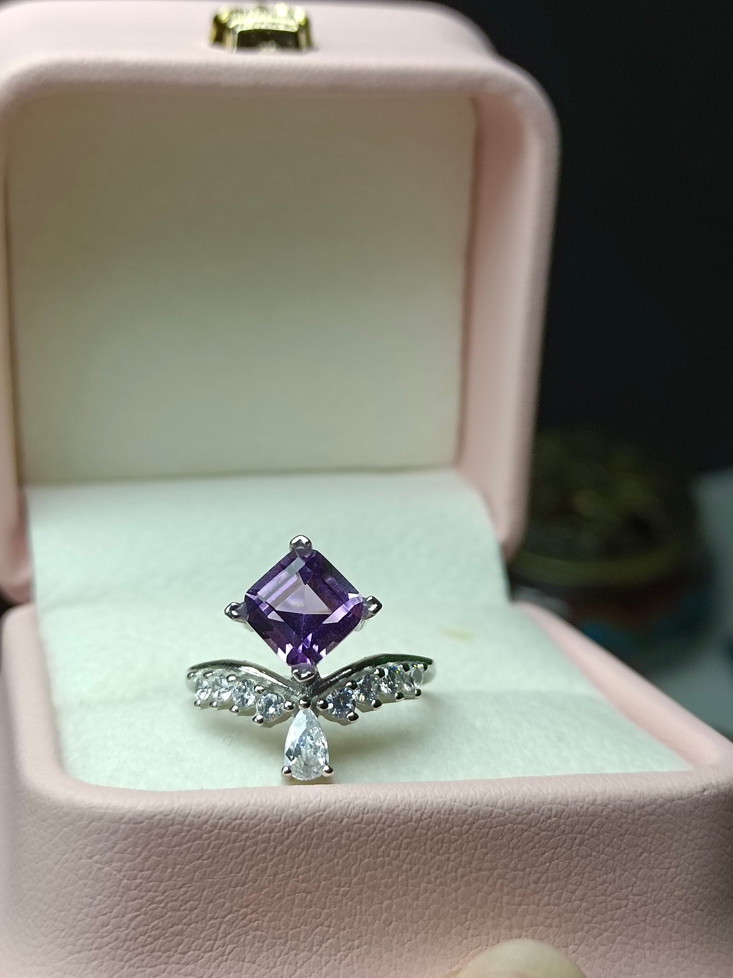 Cincin Persegi Kristal Ungu Asli yang Indah - Barang Kemas untuk Keanggunan dan Romantik