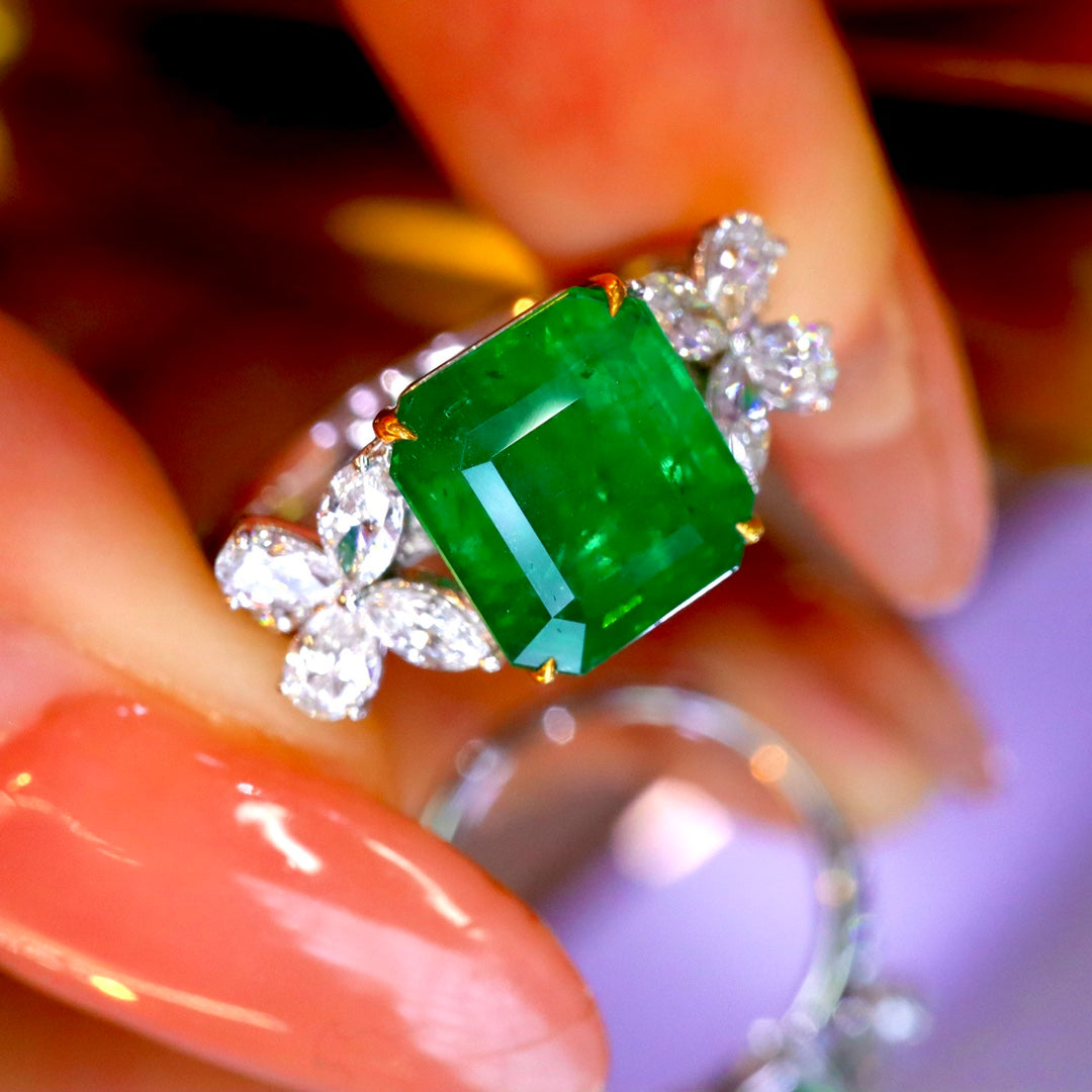 Elegant and Understated Natural Emerald Ring in 18K Gold with Diamonds - Fine Jewelry