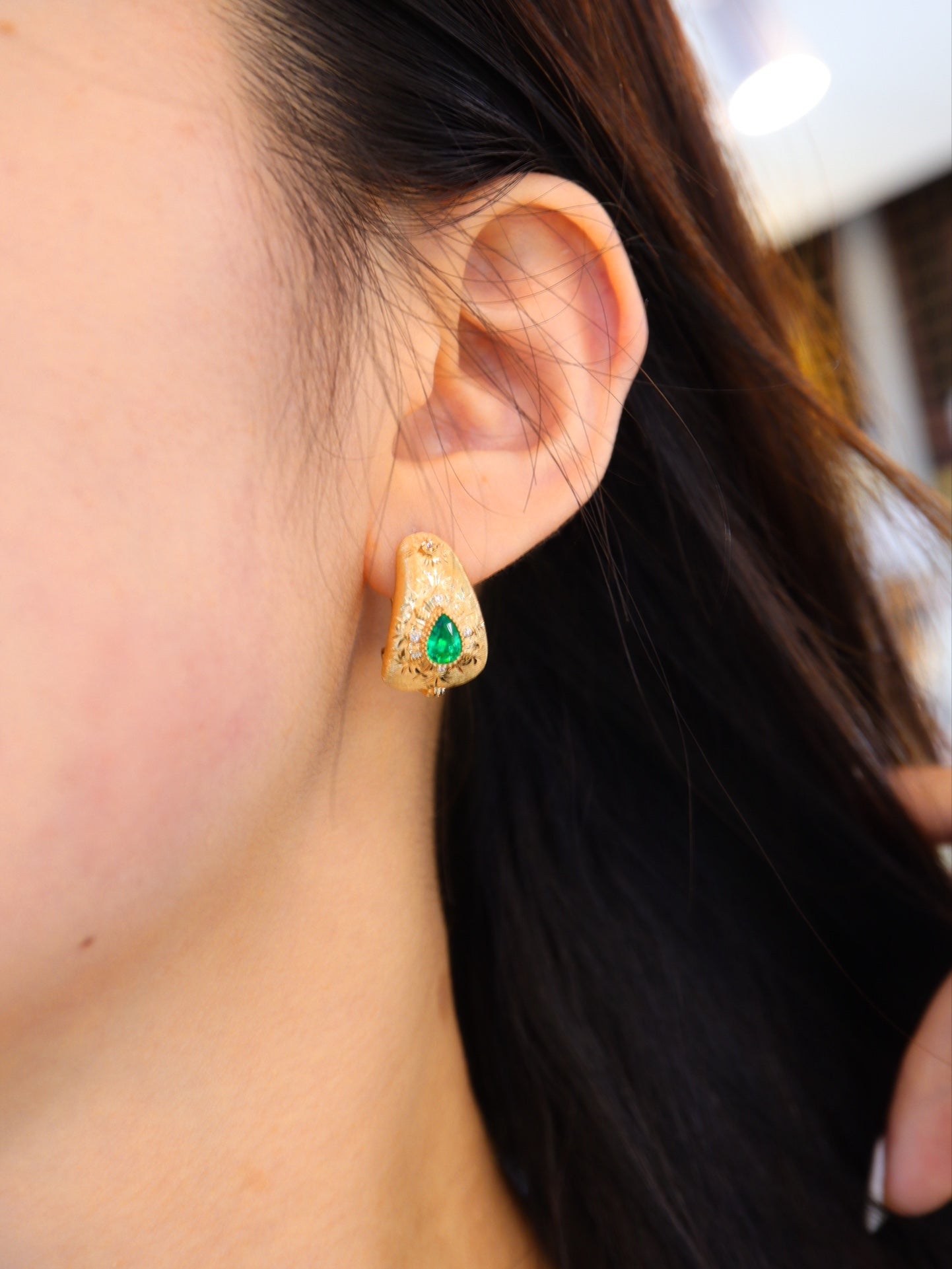 Buccellati-Style Emerald Ear Clips Jewelry - Classic Elegance and Century-Old Craftsmanship