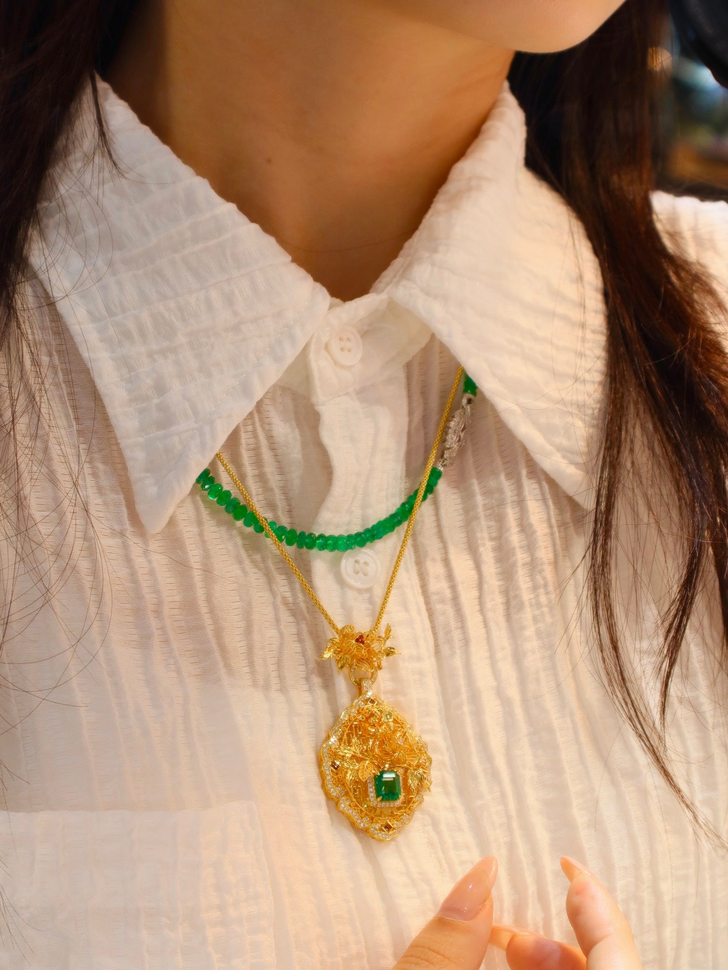 Elegant Chinese-Style Jewelry: Emerald Pendant with Intricate Craftsmanship