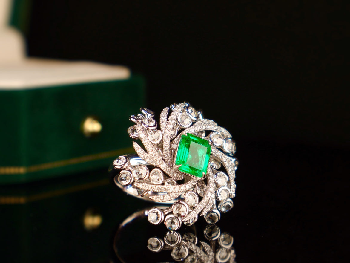 Emerald Ring with Exquisite Flower Design - Luxury Jewelry