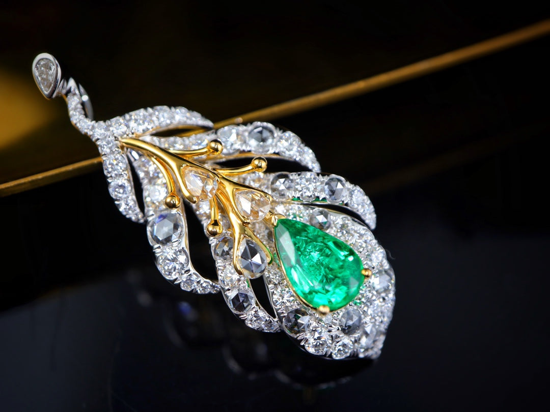 Exquisite Emerald Pendant Jewelry with Intricate Feather Design