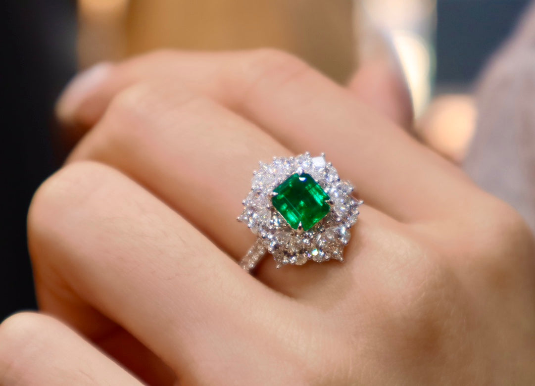 Emerald Ring with Vivid Green Crystal - High-Quality Jewelry