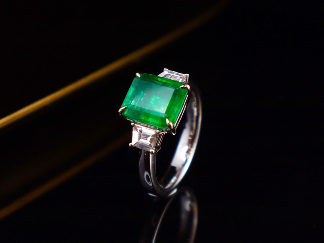 Emerald Ring - Vivid Green High-Quality Jewelry Piece