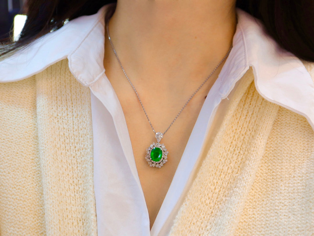 Vivid Green Emerald Pendant - Luxurious Jewelry Piece