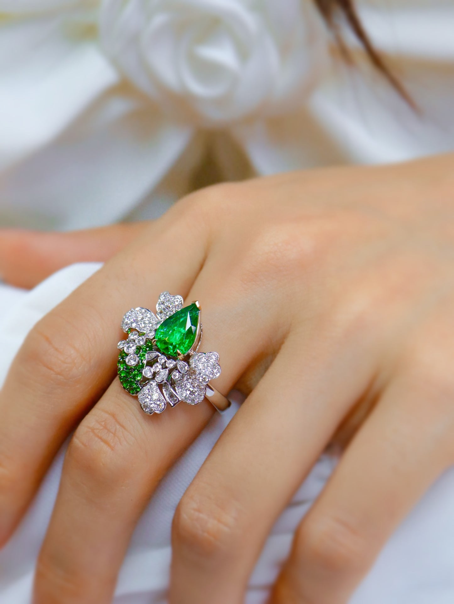 Emerald Flower Jewelry Design with Sparkling Diamonds