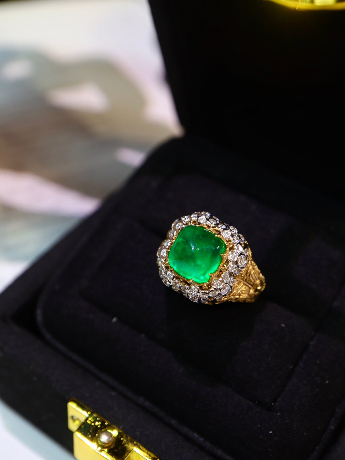 Handcrafted Sugarloaf Emerald Design Ring - Luxury Jewelry