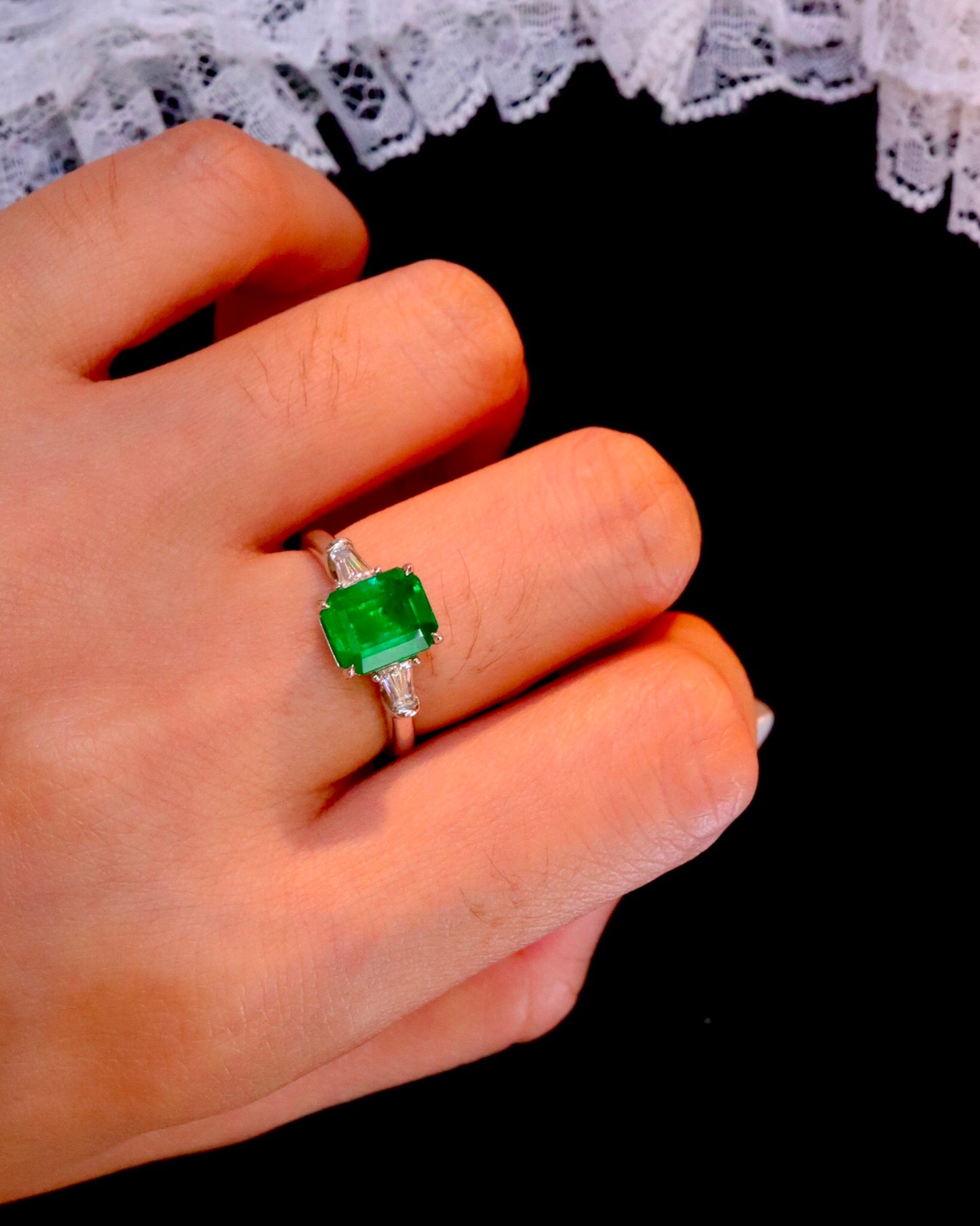 Elegant and Luxurious Three-Stone Jewelry: Natural Emerald Ring