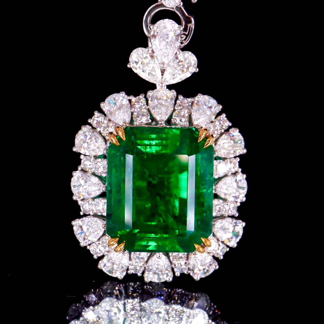 Exquisite Jewelry: 17.30 Carat Emerald and 4.89 Carat Diamond Pendant