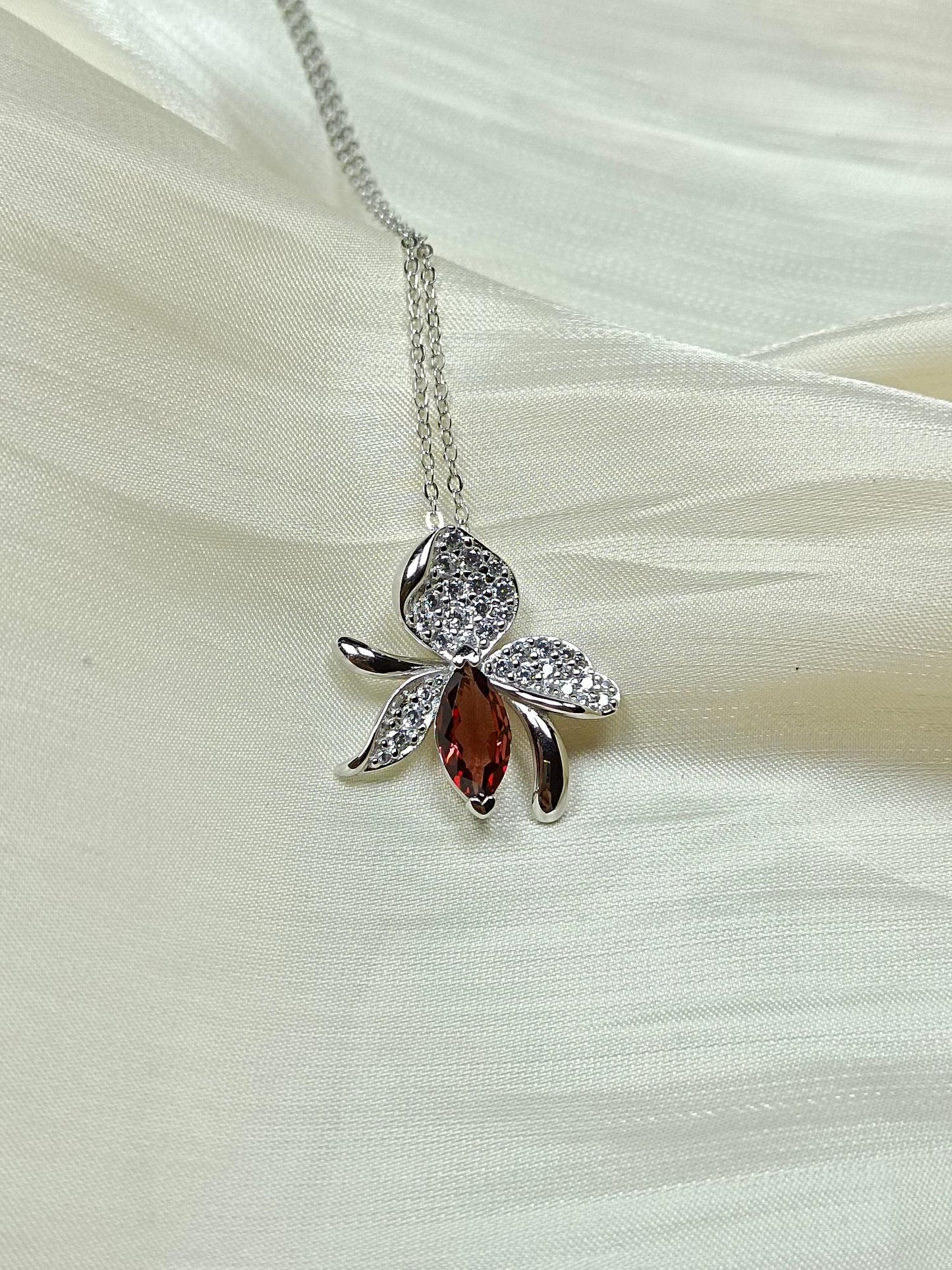 Barang Kemas S925 Sterling Silver Garnet & Loket Lily yang Elegan