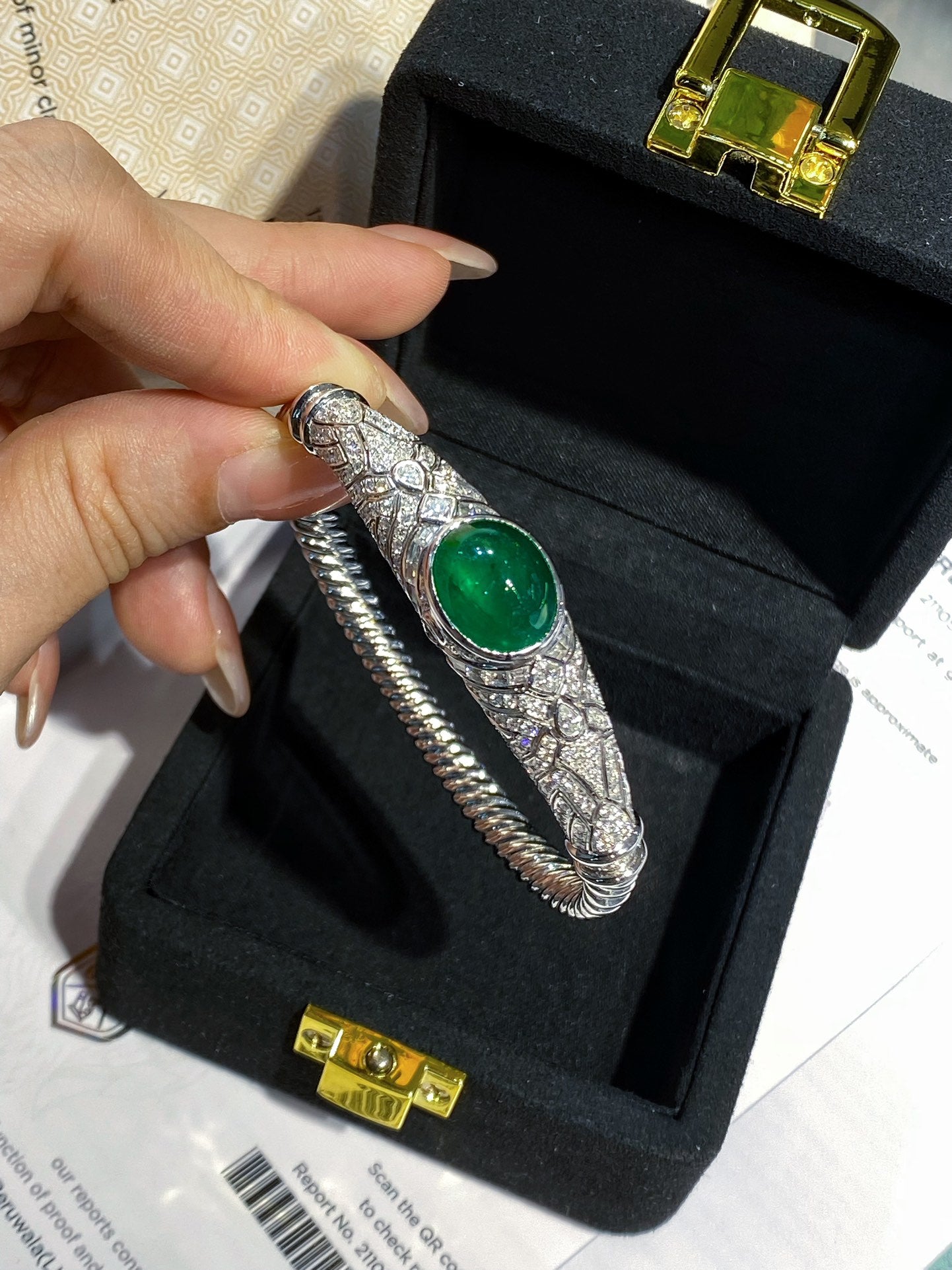 Exquisite 8.95ct Emerald "Pigeon's Egg" Bracelet - Luxurious Jewelry