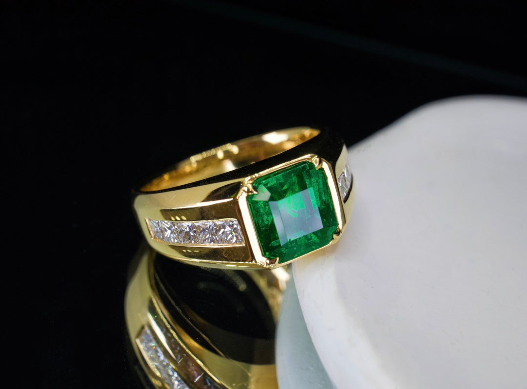 Elegant Unisex Emerald Ring - A Timeless Jewelry Piece