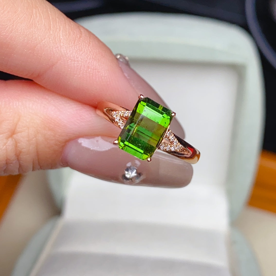 Exquisite Green Peridot Ring - A Must-Have Jewelry Piece