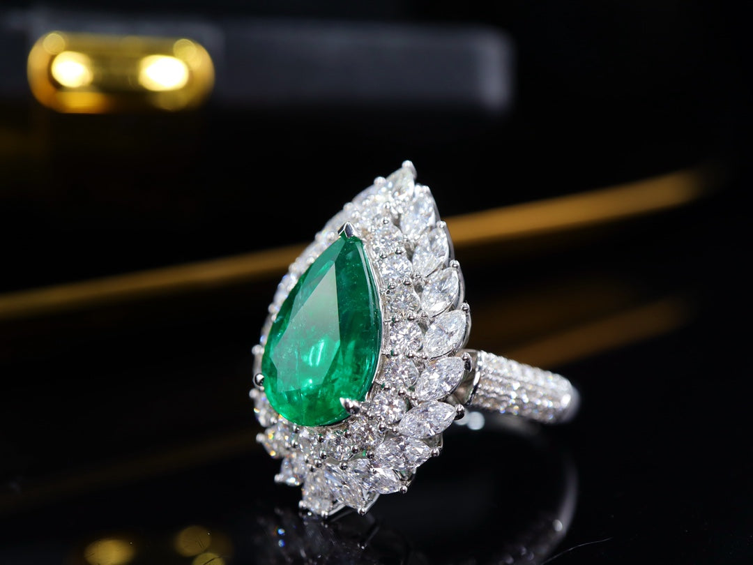 Emerald Pendant/Ring Two-in-One Jewelry: A Sparkle of New Life