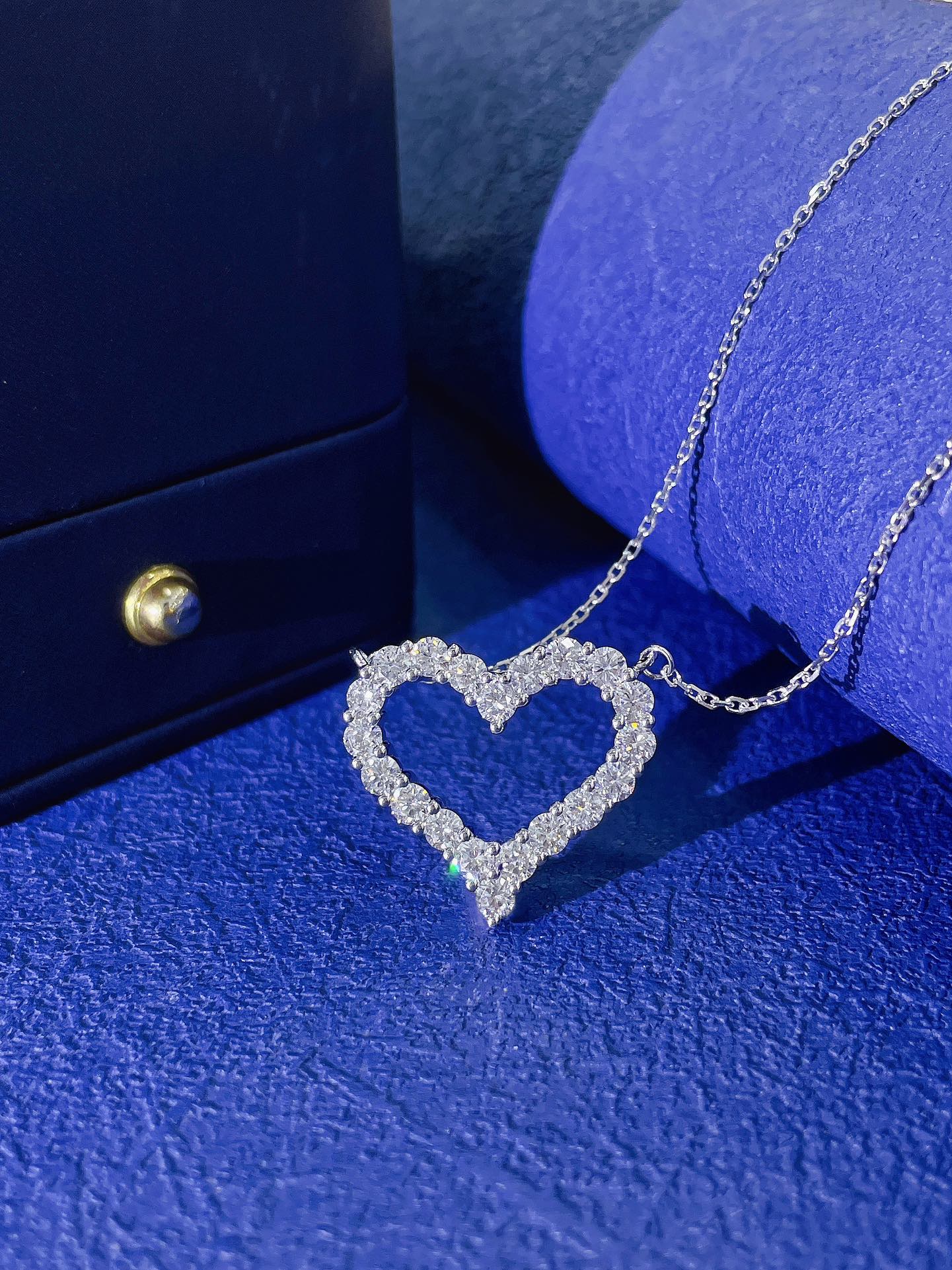 18K Heart-Shaped Cultured Diamond Necklace - A Jewelry Treasure