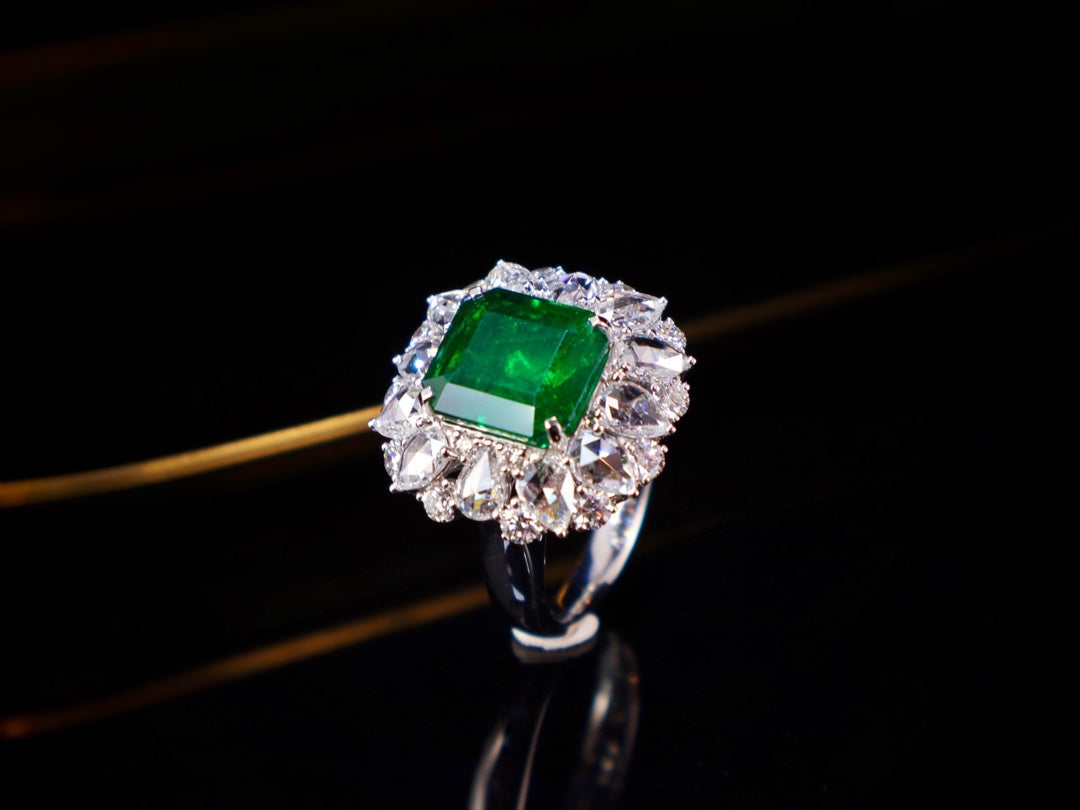 Emerald Ring - Luxurious Jewelry Piece with Exceptional Craftsmanship