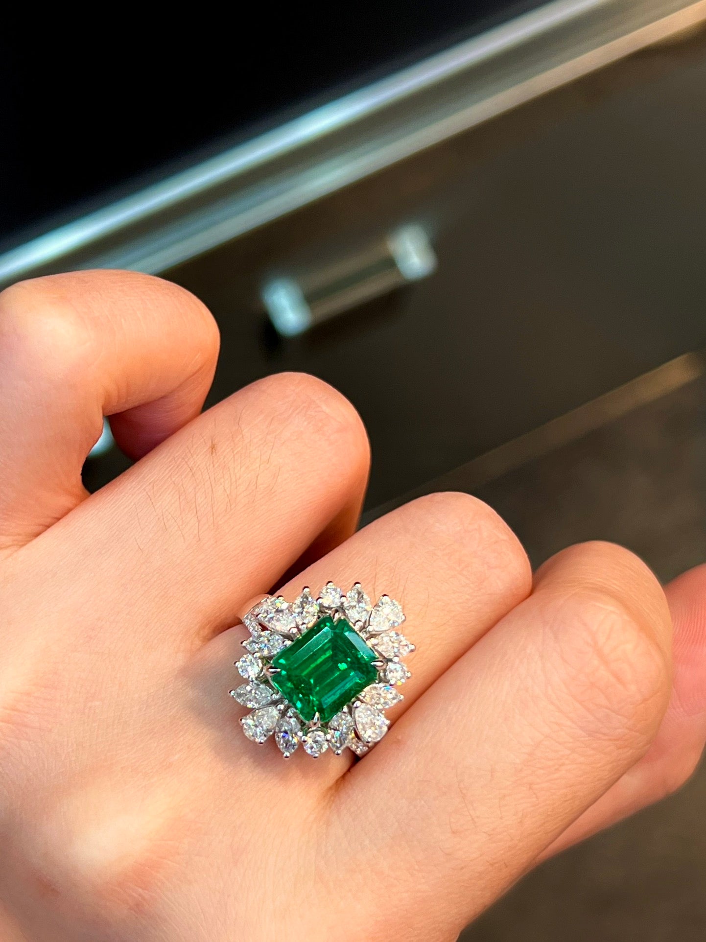 Exquisite Verdant Jewelry: 18k Gold Embedded Vivid Green Emerald Ring