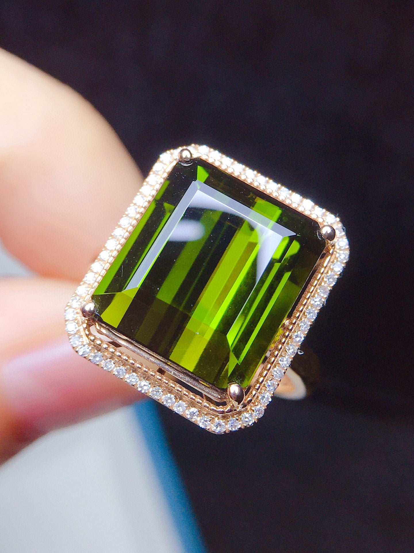 Natural Tourmaline Ring in 18K Gold with Diamond Embellishments - A Stunning Piece of Jewelry