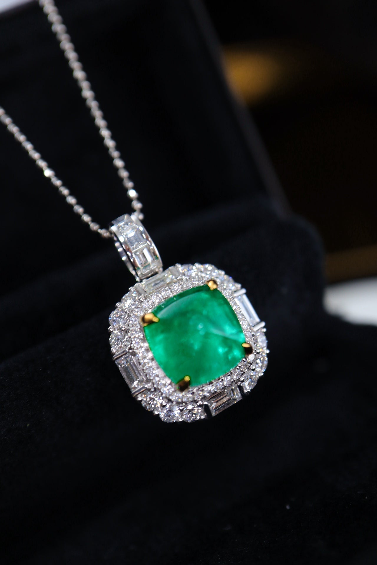 Sugarloaf Emerald Pendant: A Luxurious Jewelry Piece