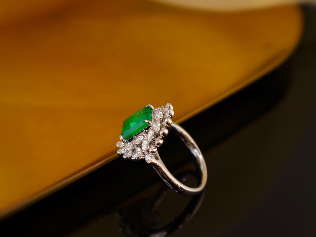 Emerald Ring Splendor - Luxurious Jewelry Piece