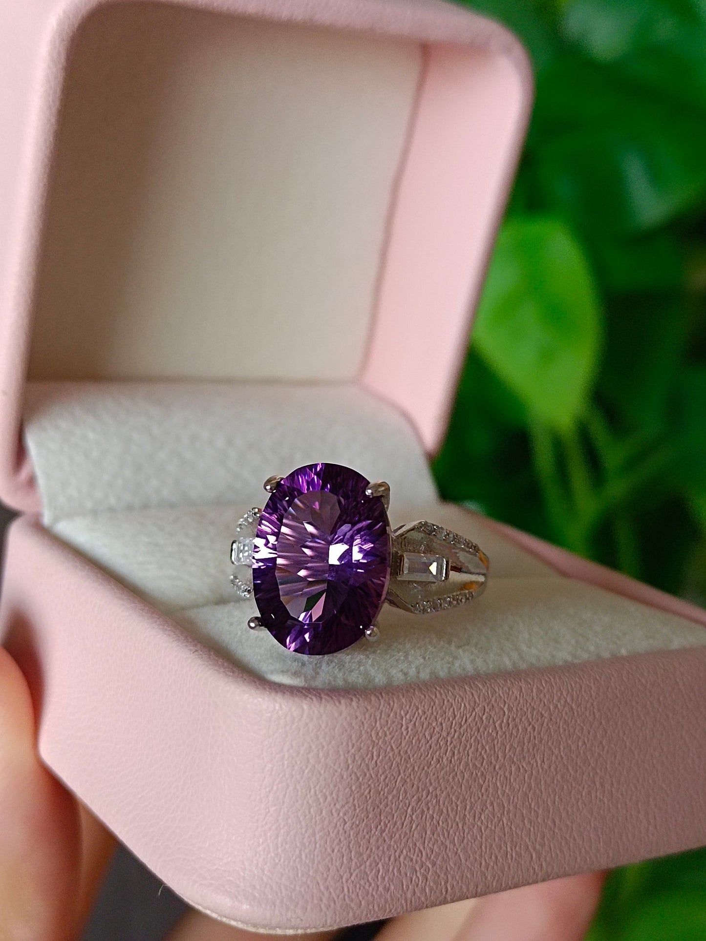 Luxurious Natural Amethyst Ring - A Jewel of Elegance and Taste