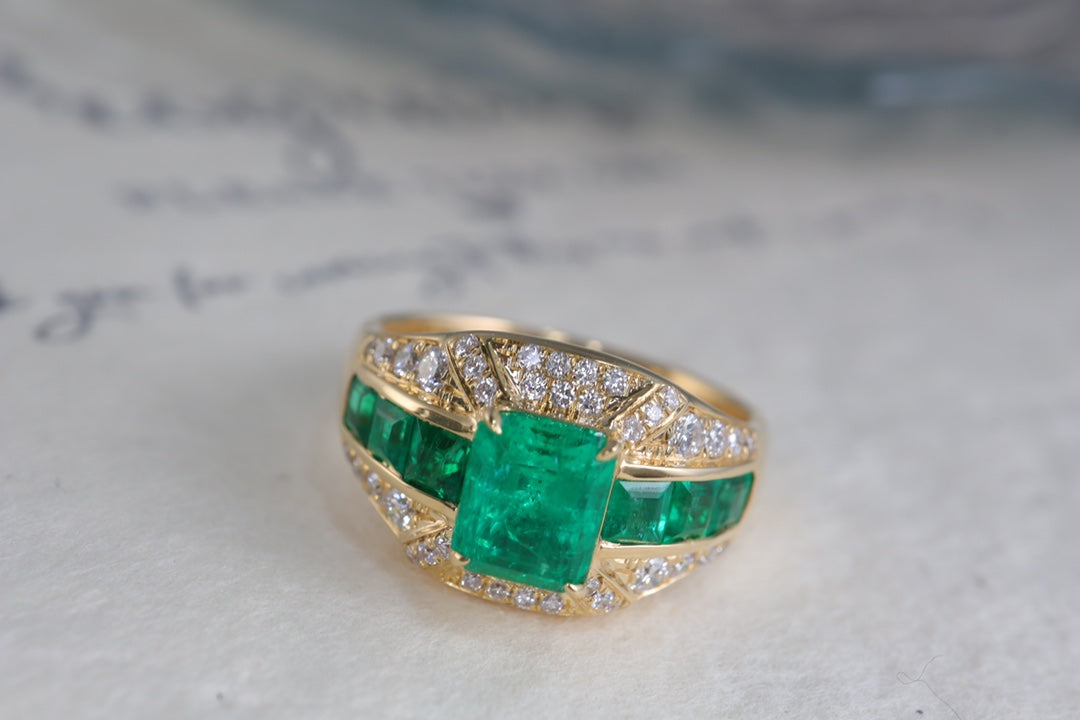 Vintage-Style Emerald Ring - A Luxurious Jewelry Piece