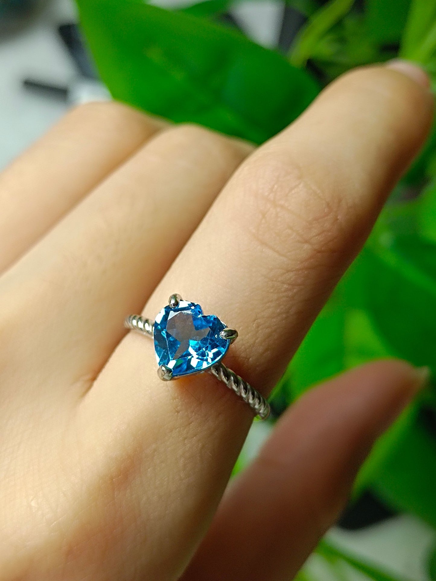 Mystic Blue Topaz -sydänsormus - korkealaatuiset sveitsiläiset korut