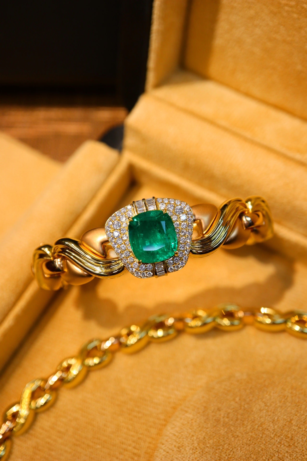 Emerald smyckesset: Vintage modern design, 18K guld och diamantaccenter