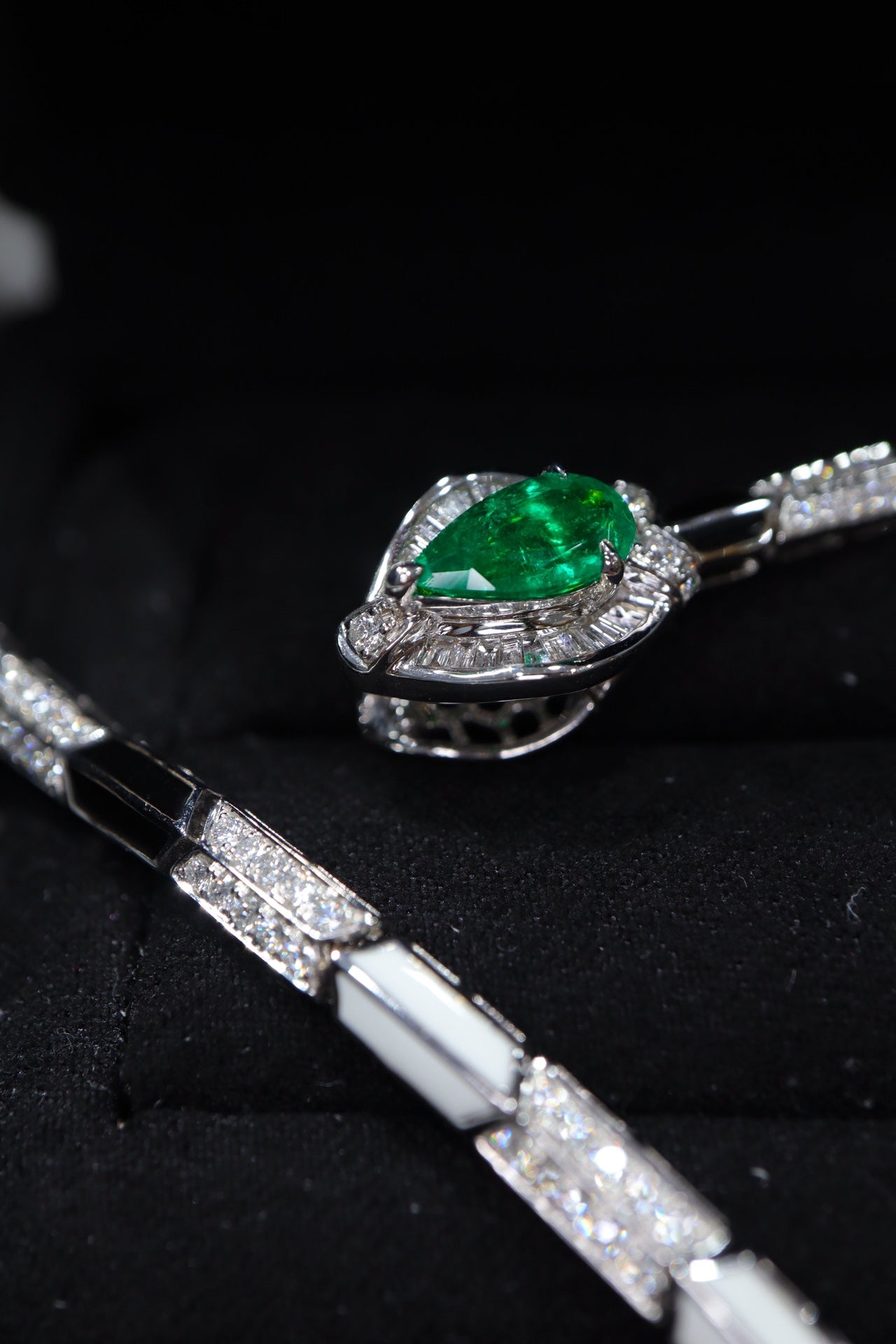 Serpentine Design Emerald Necklace - Premium Jewelry Piece