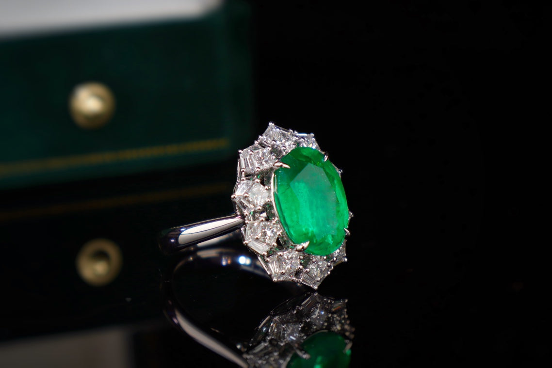 Emerald Ring - Luxurious Jewelry Piece for Everyday Elegance