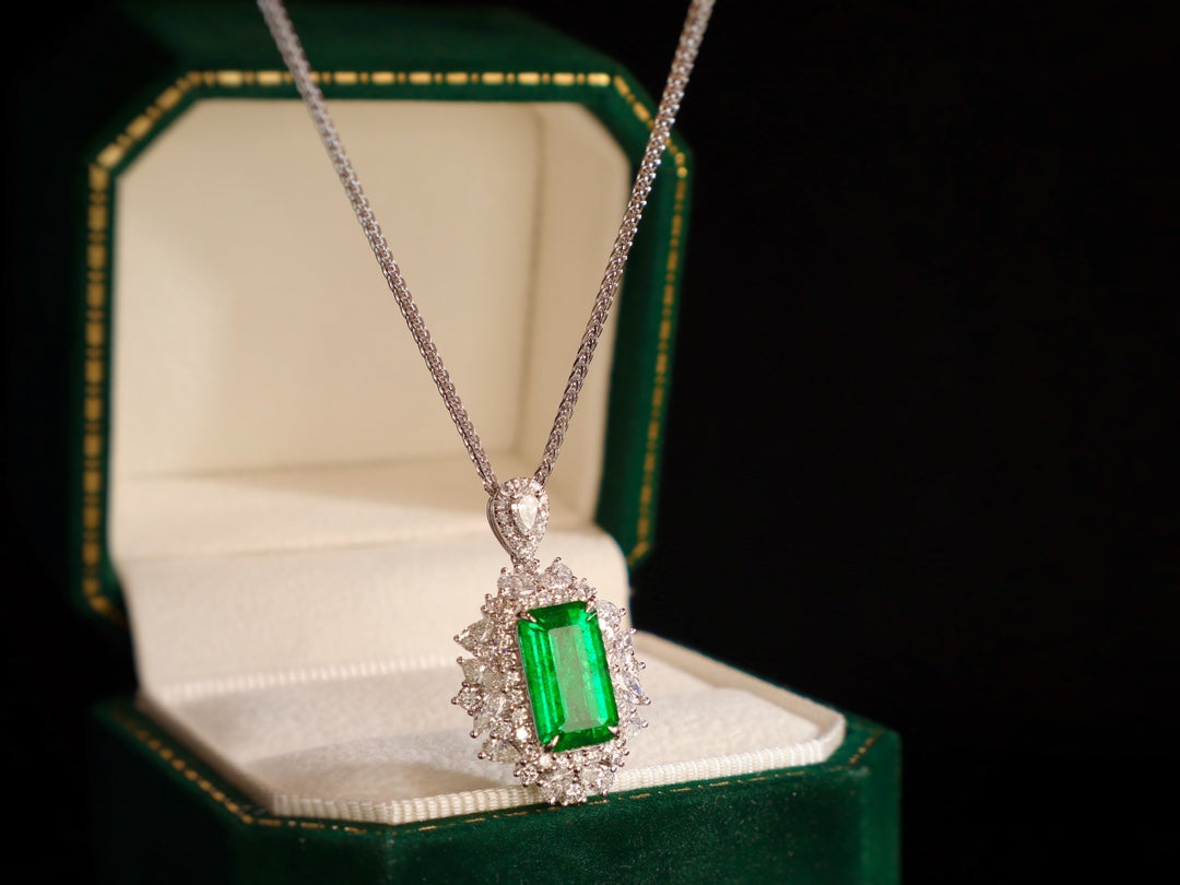 Emerald Pendant Jewelry - Luxurious 3.43ct Emerald with Diamond Embellishment