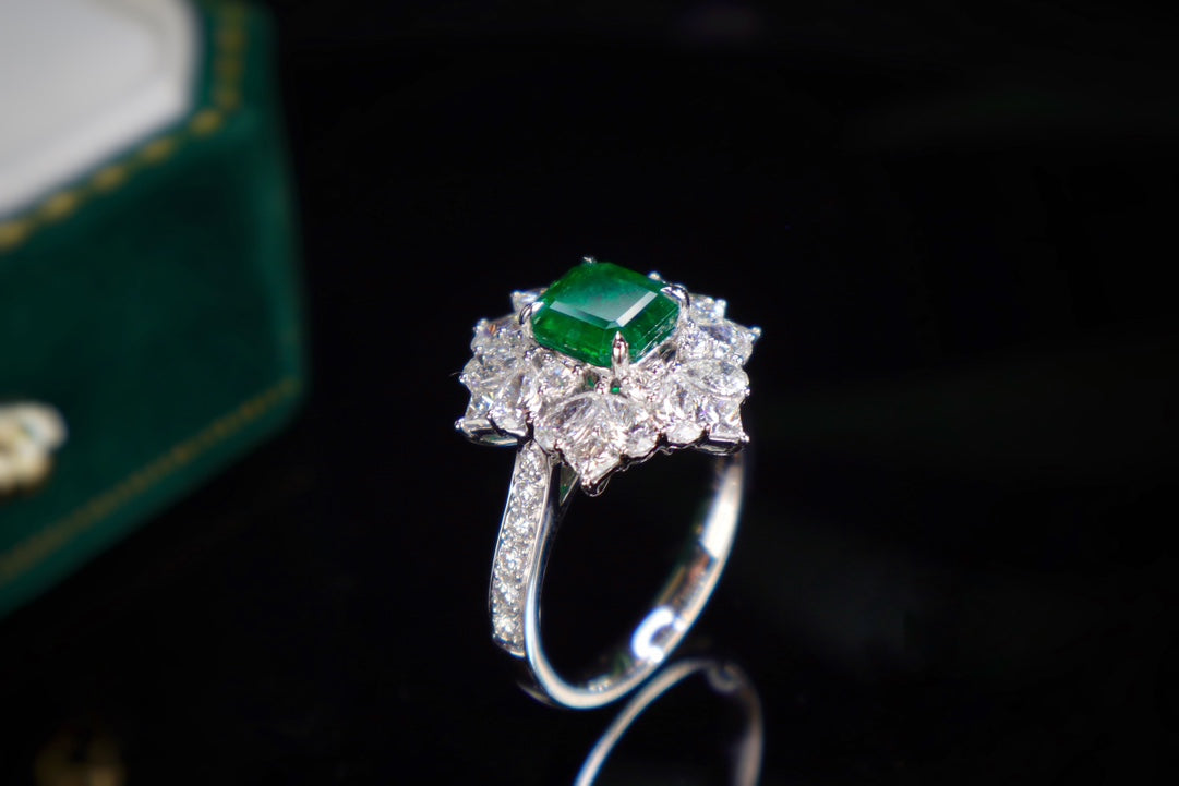 Emerald Ring with Vivid Green Crystal - High-Quality Jewelry