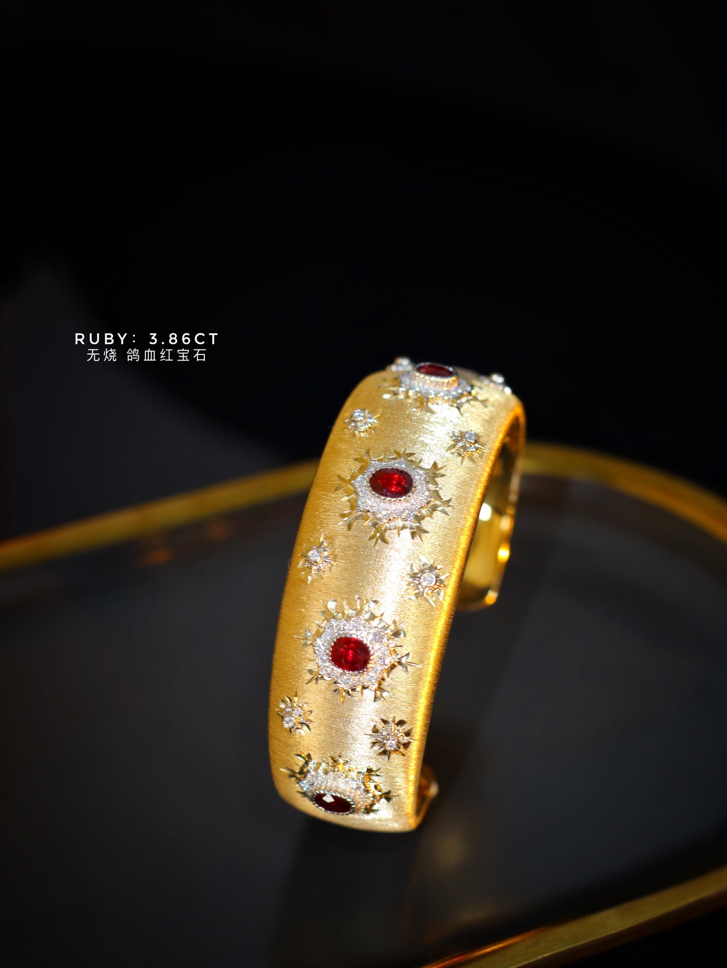 Luxueux bracelet manchette large de style Buccellati avec pierre précieuse rouge sang de pigeon