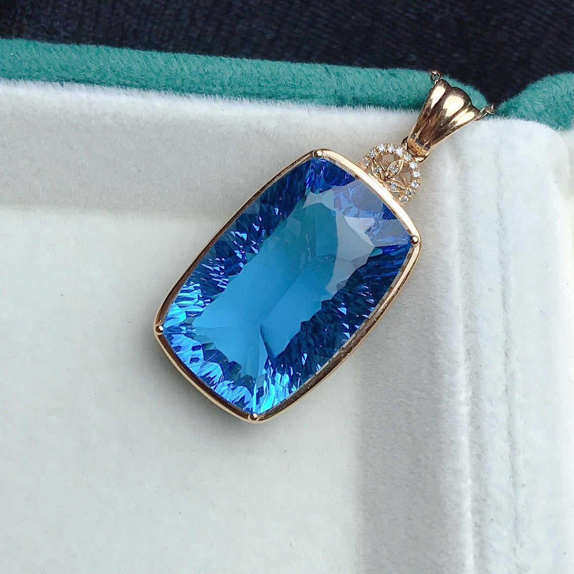 Natural Topaz Pendant - Exquisite Jewelry Craftsmanship