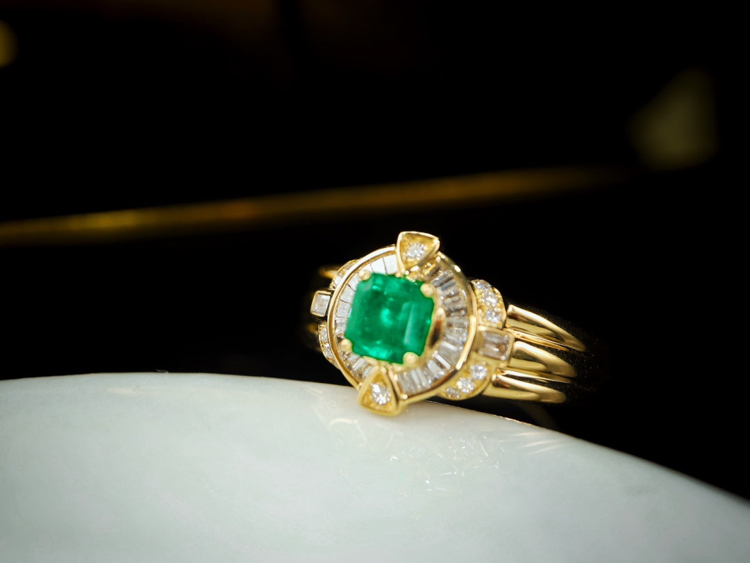 Anillo vintage con esmeralda Panjshir: un tesoro de joyería atemporal