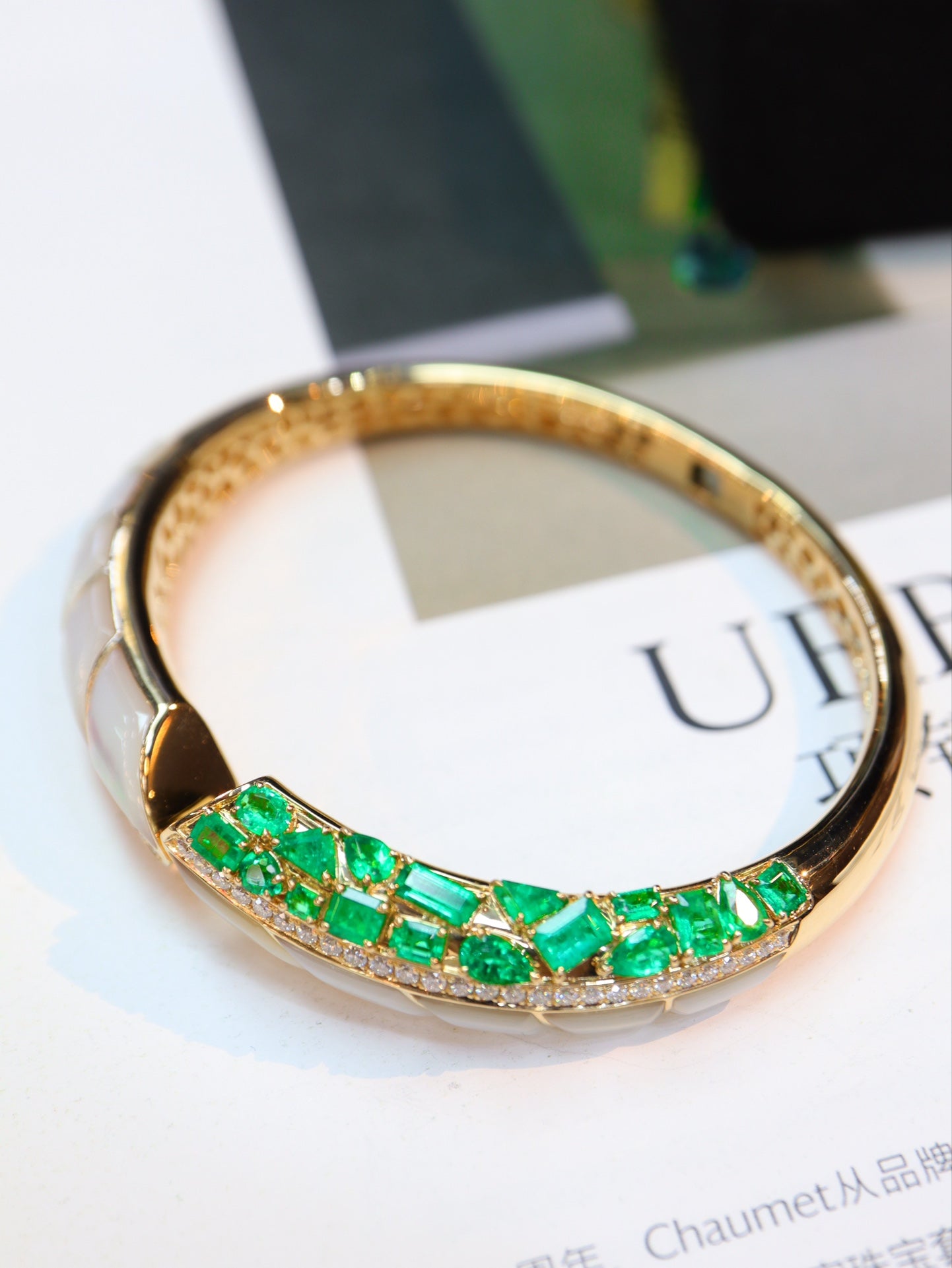 Exquisite Vintage-Inspired Emerald Bracelet - A Jewelry Marvel