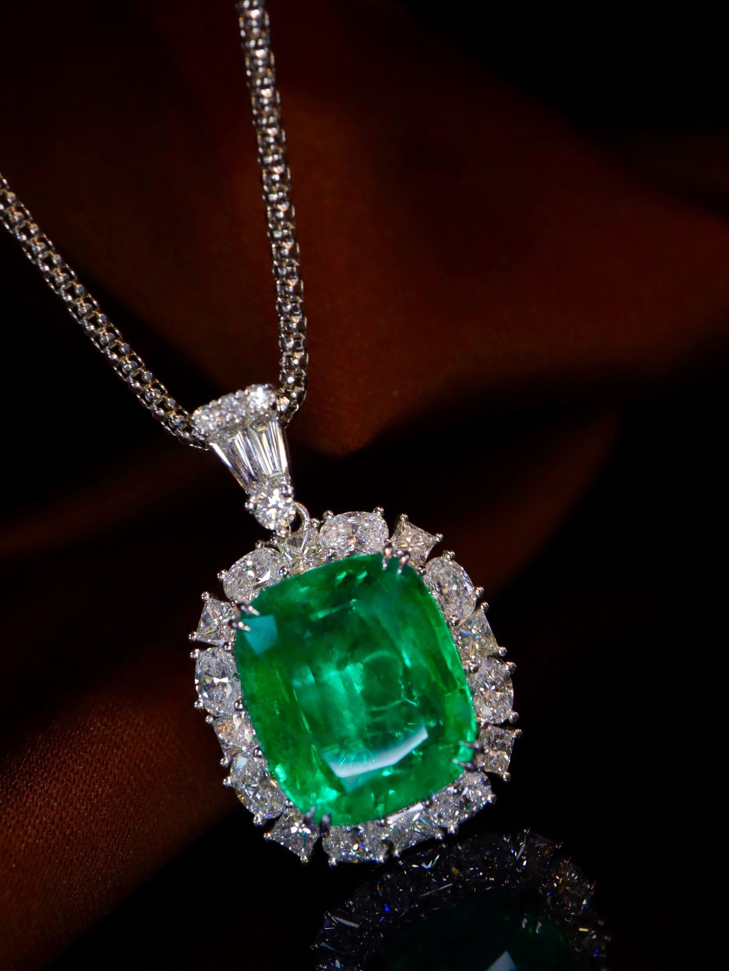 Emerald Pendant Jewelry: Exquisite Collection Piece with GIA Certificate