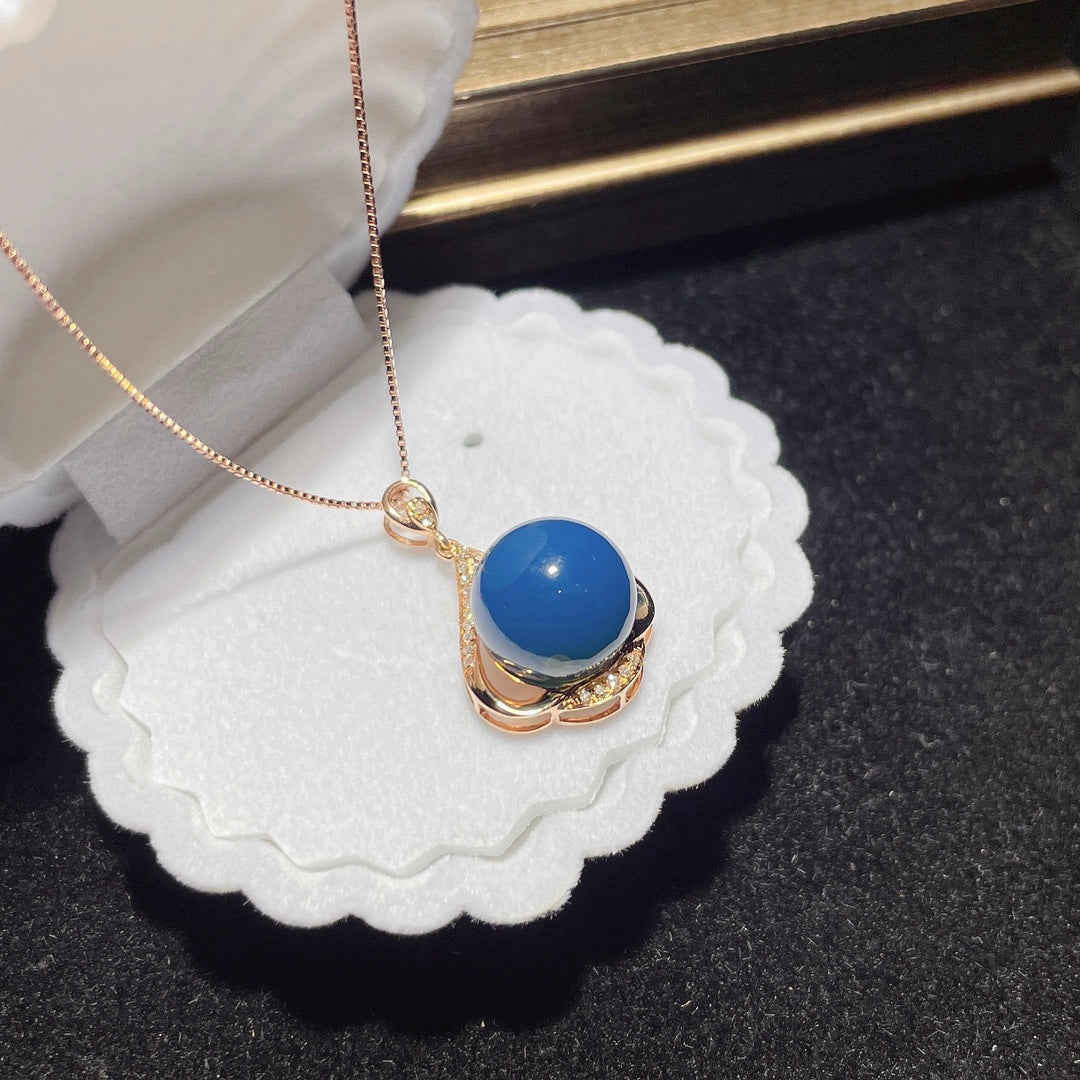 Exklusiver Schmuck: Anhänger aus 18-karätigem Gold mit eingebettetem dominikanischen blauen Bernstein