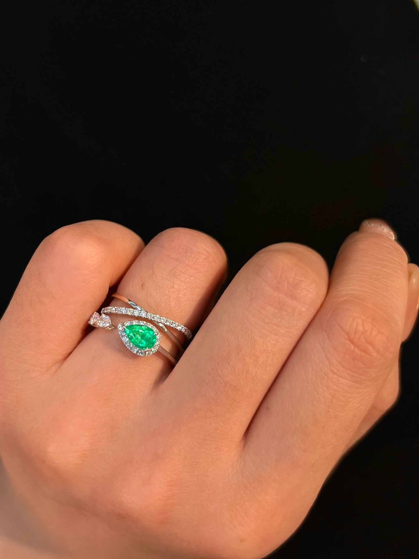 Elegant and Captivating 18K Gold Colombian Emerald Ring with Diamonds - A Must-Have Jewelry