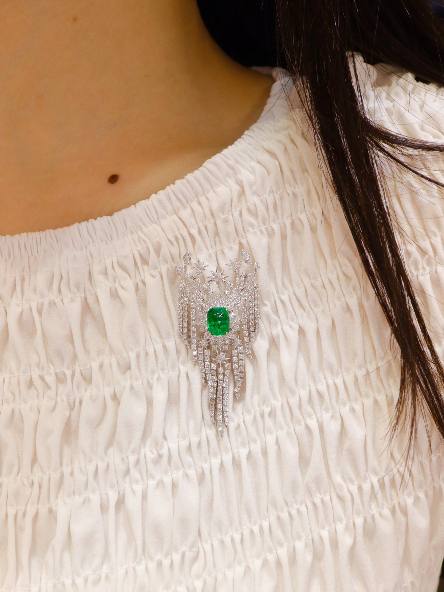 Mesmerizing Emerald Pendant/Brooch: A Luxurious Statement Jewelry