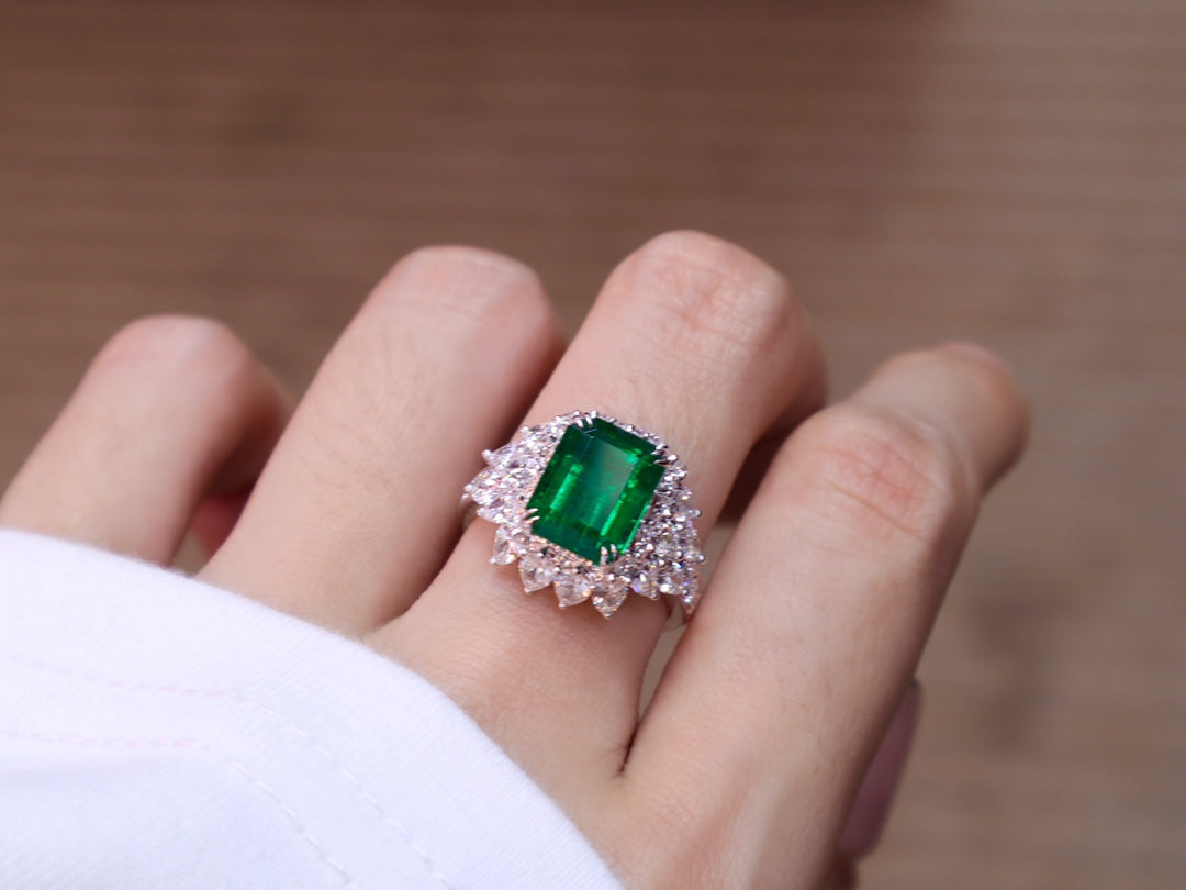 Emerald Ring - Luxurious Jewelry Piece with Guild Certificate